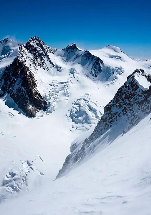 雪山风景手机壁纸大图竖屏（雪山美景图精美手机壁纸）(5)