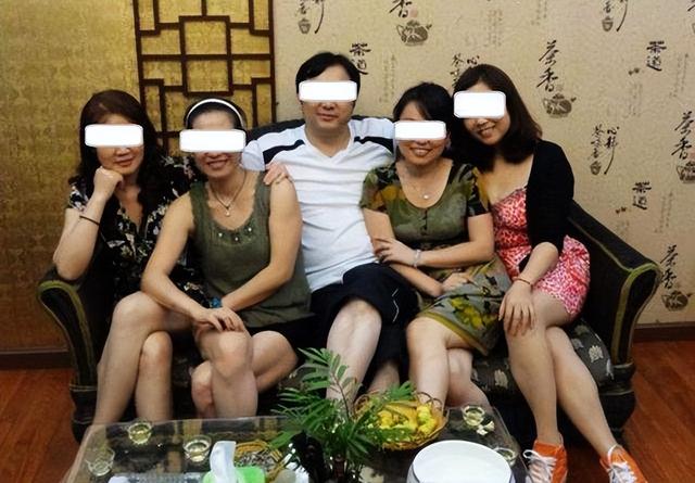 拜金女看见老总（拜金老婆参加同学聚会当同学面嫌老公窝囊）(1)