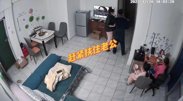 老公癌症晚期妻子抱着他痛哭（男子高烧站不稳）(4)