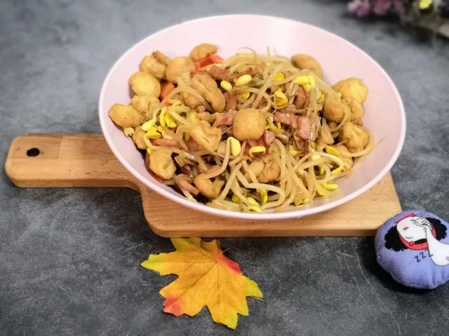 黄豆芽小油豆腐怎么炒好吃（教你家常美味的黄豆芽炒油豆腐）(2)