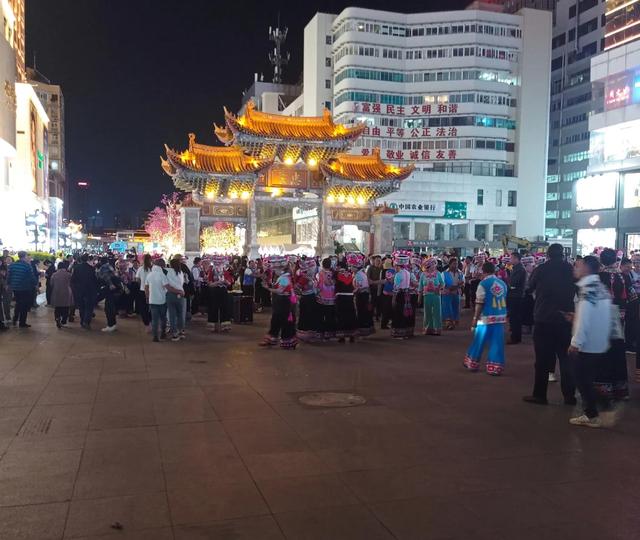 昆明环城南路地下通道（昆明城市核心南屏街千人跳起左脚舞）(4)