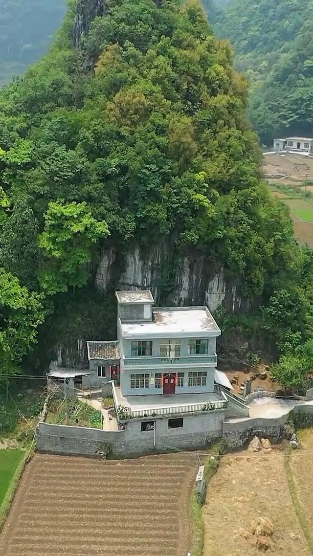 贵州房子建在山峰上（贵州农村围绕着山峰而建的房子）(10)