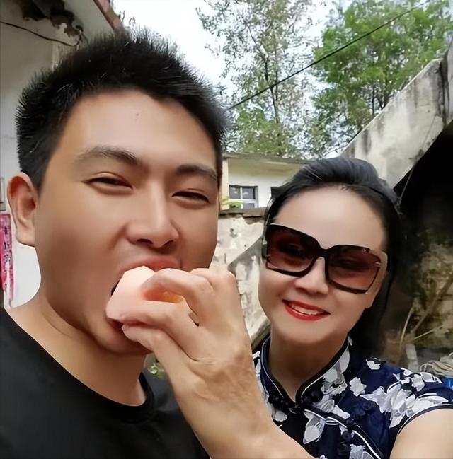 70岁离异大叔含泪讲述自己婚姻（56岁大妈难忍孤独寂寞）(1)