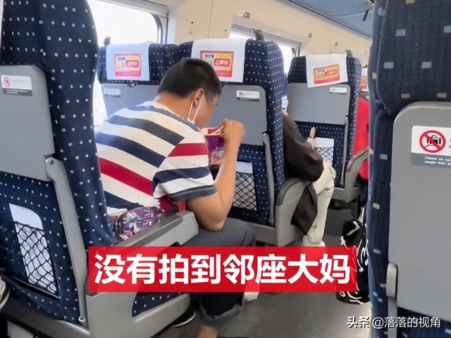 男子高铁吃泡面惨遭女乘客骂（四川一辆高铁上）(2)