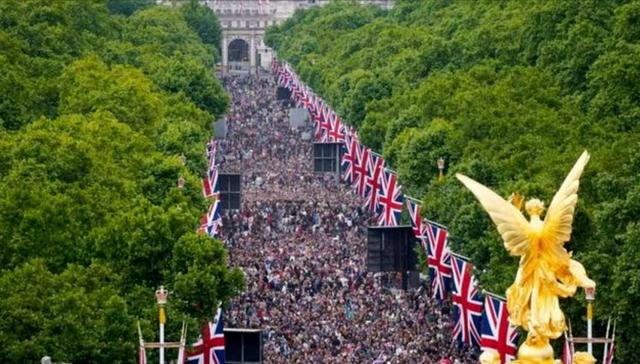 英国女王三人的爱情：干过修车工，21岁嫁王子其貌不扬却当70年英国女王(2)