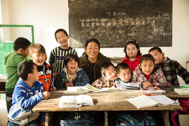 学生上课举手七次老师没发现（学生举手7次没有回应）(2)