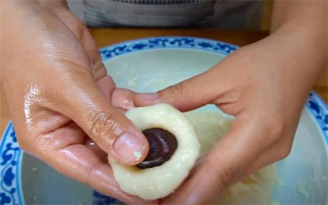 怎样做油炸糕软而不硬（早餐油炸糕不破皮不露馅）(3)