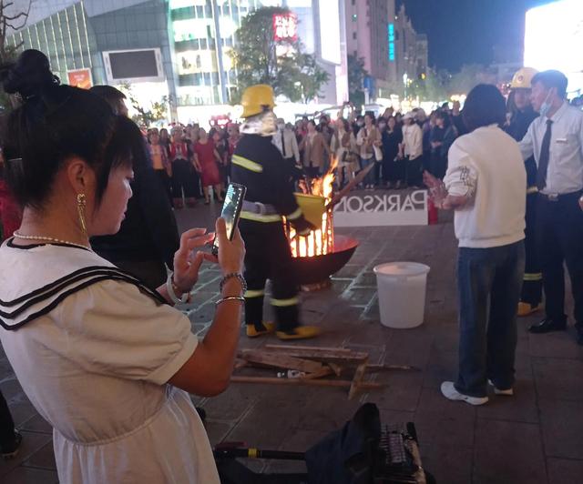 昆明环城南路地下通道（昆明城市核心南屏街千人跳起左脚舞）(6)