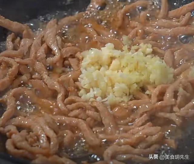 杏鲍菇怎么做可以炒出肉香味（杏鲍菇炒肉这样做）(5)