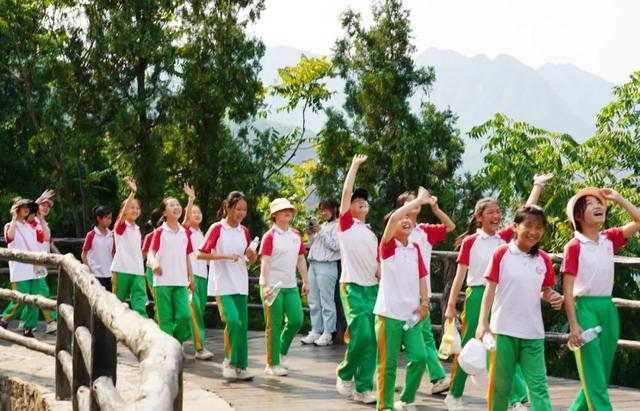 红旗渠旅游火了多少年（红旗渠游人如织感悟精神）(3)