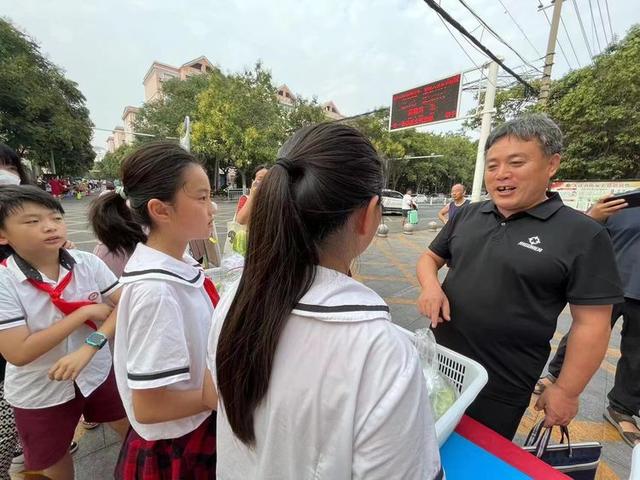 龚路小学义卖活动（漯河市实验小学开展）(33)