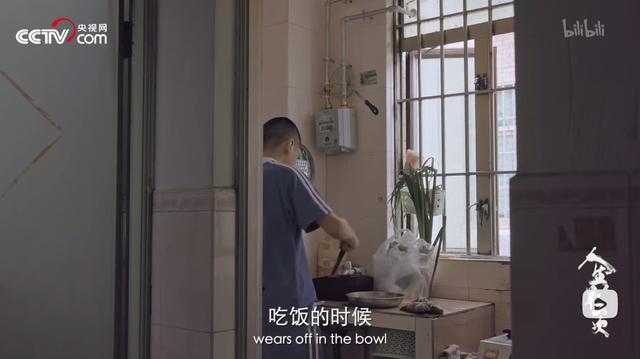 三个男孩晚上被面包车追喊救命（一群孩子被车拖着狂奔）(21)