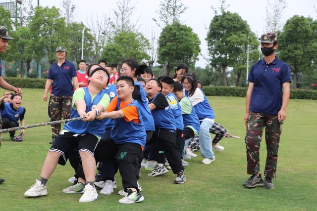 宜城市实验小学拔河比赛（宜城市南街小学举行）(2)