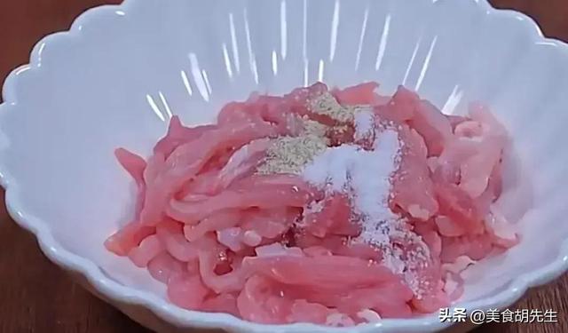 杏鲍菇怎么做可以炒出肉香味（杏鲍菇炒肉这样做）(3)