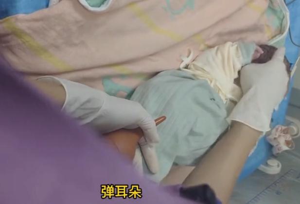 出生时小孩不哭为什么要打小孩（宝宝出生就挨打）(3)