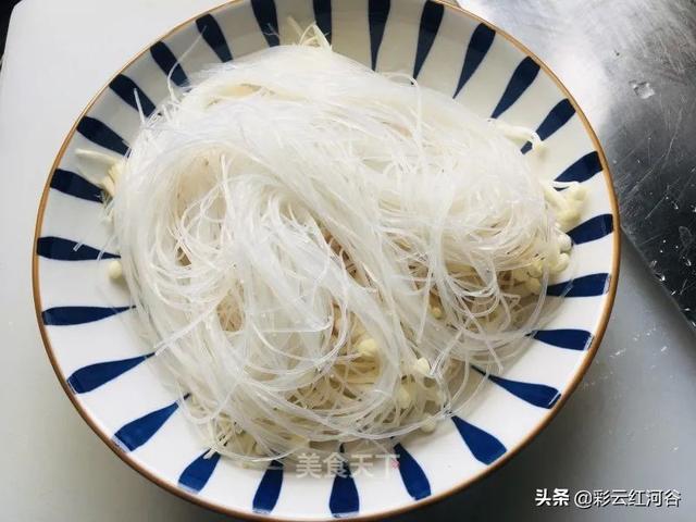 蒜蓉金针菇粉丝蒸虾菜谱（蒜蓉粉丝金针菇蒸开背虾）(7)