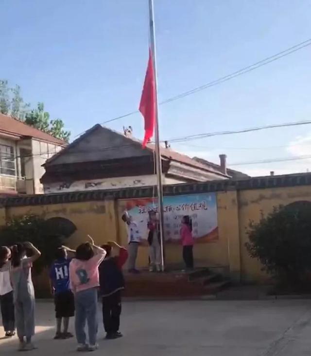 振丰小学升旗仪式播放（魏庙乡村小学升旗仪式）(1)