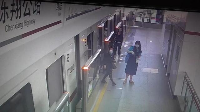 上海地铁老头：上海地铁内一老人晕倒(1)