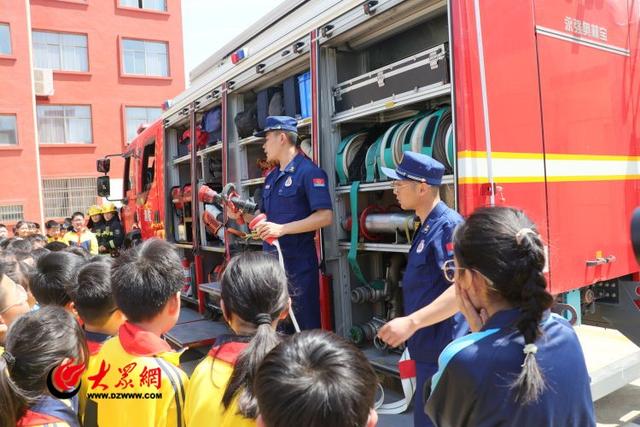 武陟县小岩小学消防安全演练（峄城区实验小学开展）(4)