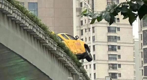高速开斗气车引发事故全过程：太危险，高架桥上惊现史诗级(2)
