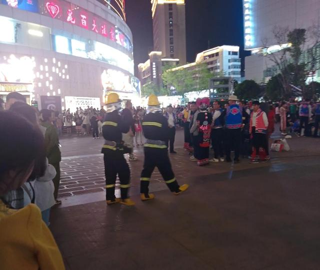 昆明环城南路地下通道（昆明城市核心南屏街千人跳起左脚舞）(5)